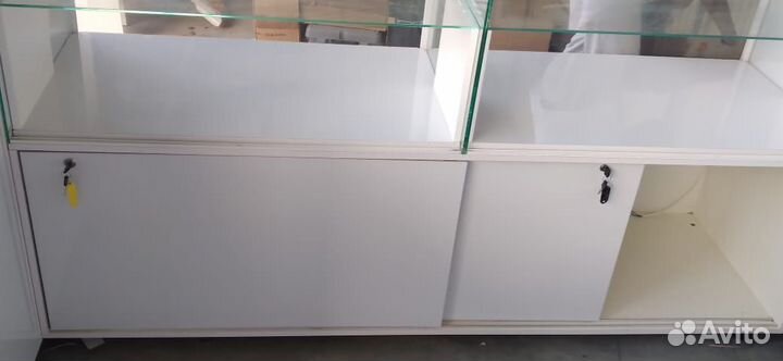 Торговая витрина/островок из лдсп белого цвета