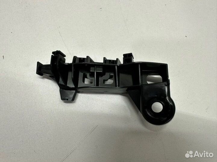 Кронштейн фонаря задний правый Тoyota Camry V70