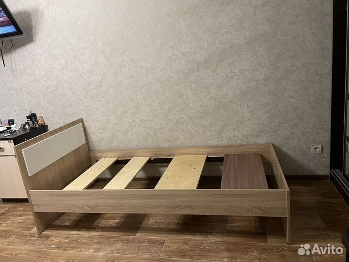 Кровать с матрасом 90*200