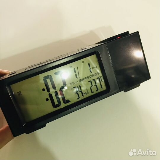 Часы с проекцией и будильником