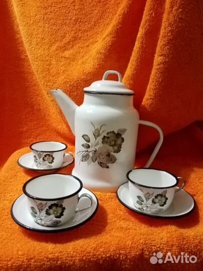Кофейник и чашки эмалированные