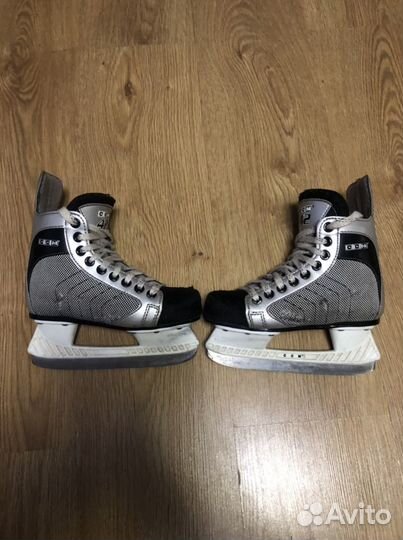 Коньки, шлем, шорты