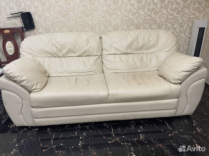 Кожаный диван