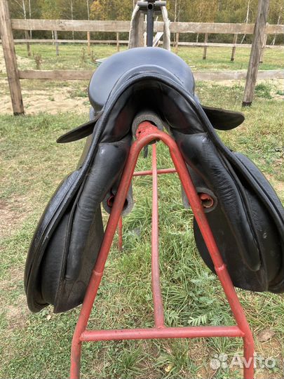 Седло универсальное с уклоном в конкур Fouganza