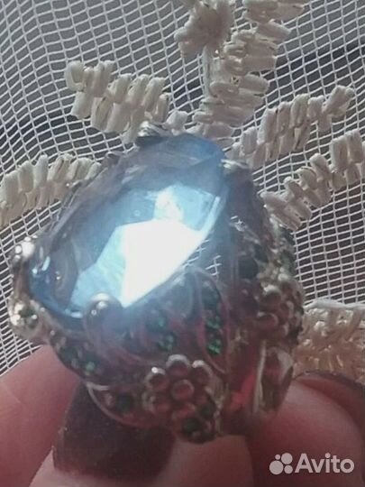 Серебряный перстень с топазом и цирконами.16,5-17