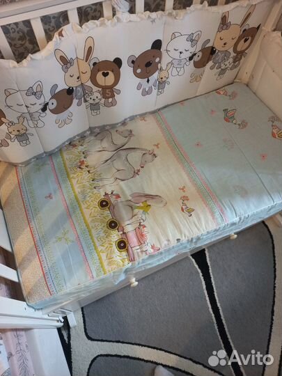 Детская кроватка с маятником