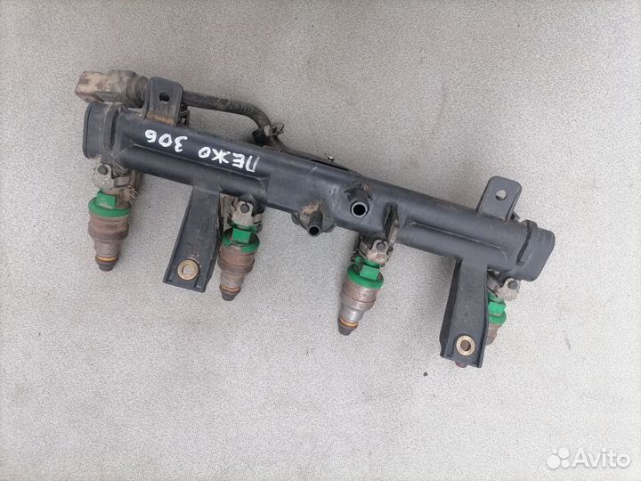 Рейка топливная с форсунками Peugeot 306 1993-2003