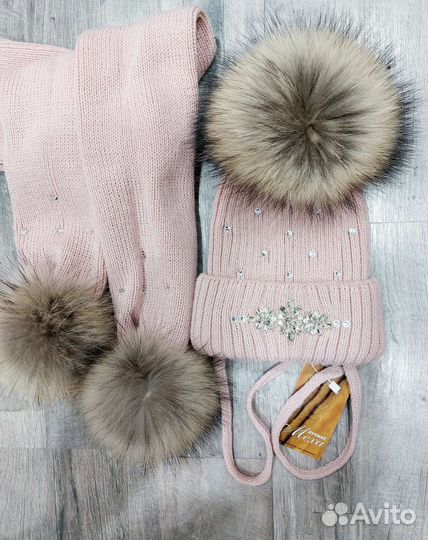 Шапка с натуральным мехом и украшением из страз