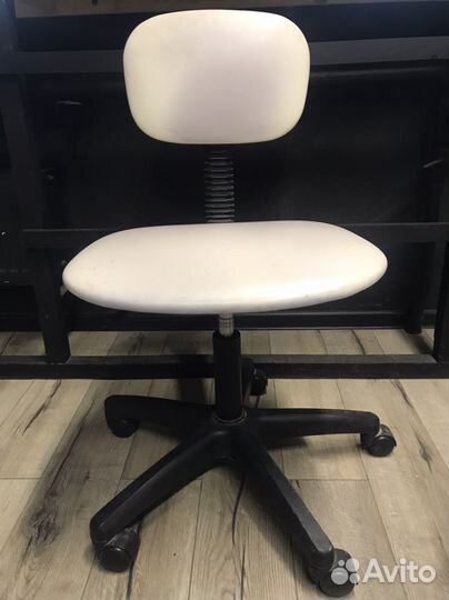 Стул мастера маникюра