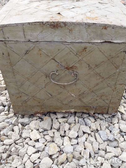 Древний сундук обитый жестью