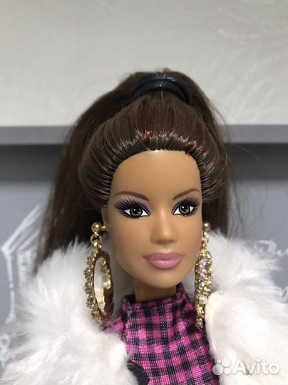 Кукла барби на теле йоги