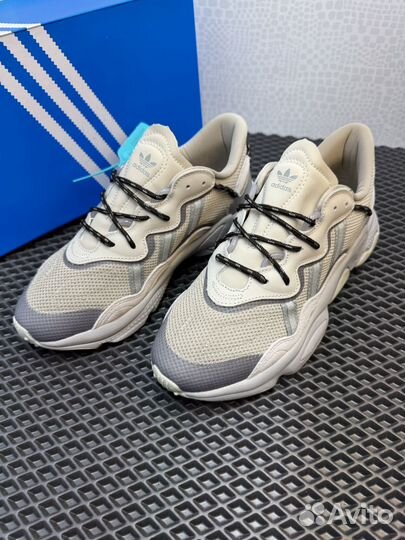 Кроссовки Adidas ozweego