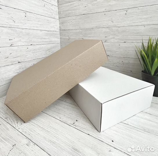 Книжный бокс с книгами и открытками