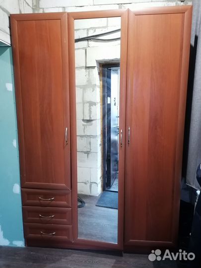 Шкаф трехстворчатый с зеркалом