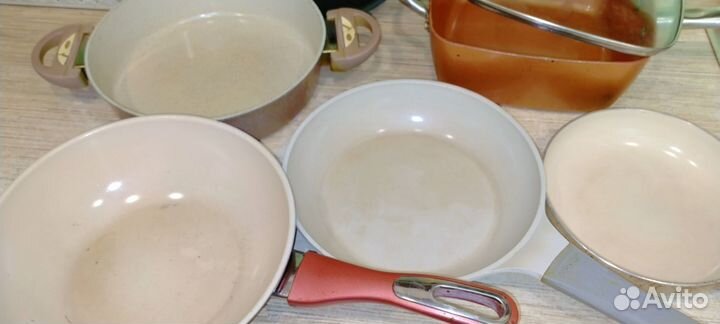 Сковородки много разных