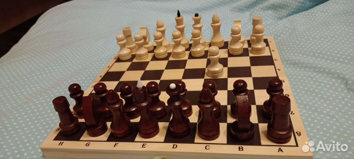 Шахматы деревянные, новые, лакированные с замком