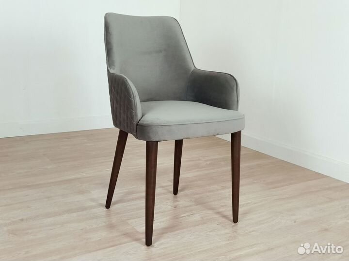 Мягкий стул с подлокотниками