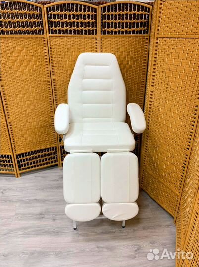 Косметологическое кресло. Педикюрное кресло