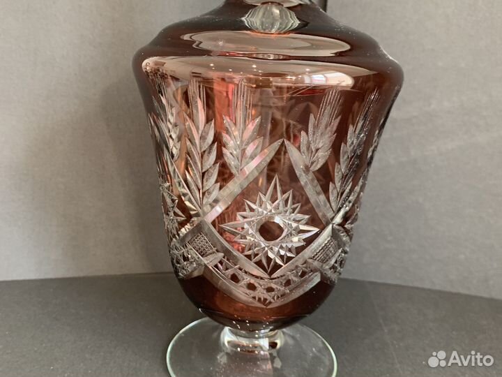 Антикварный графин с рюмками из цветного стекла