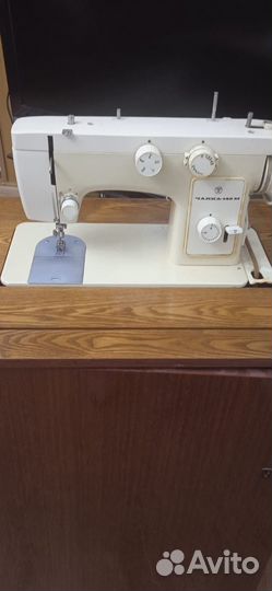 Швейная машина Чайка 142