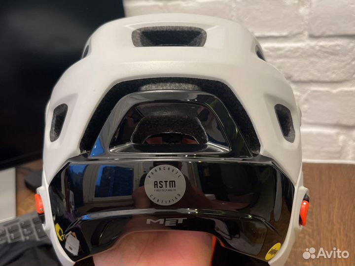 Шлем MET parachute MCR