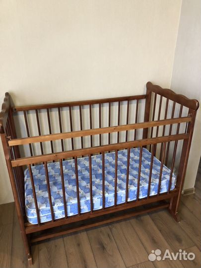 Детская кроватка с продольным маятником