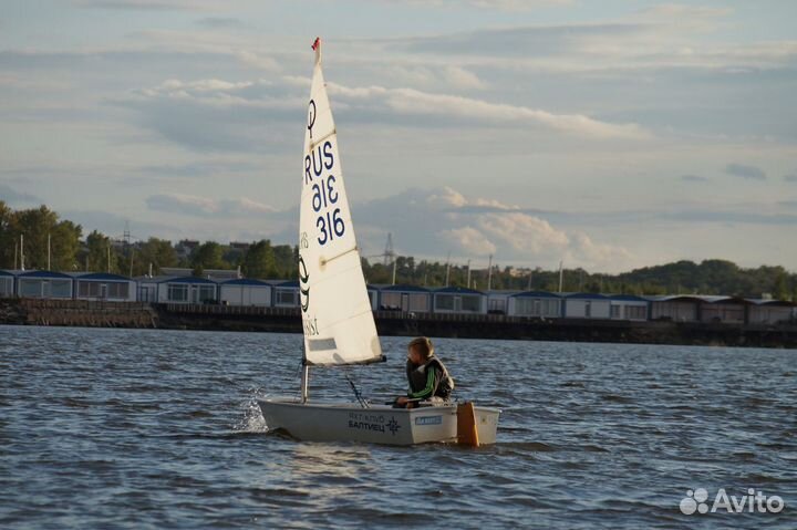 Обучение хождения на маленькой яхте - швертботе