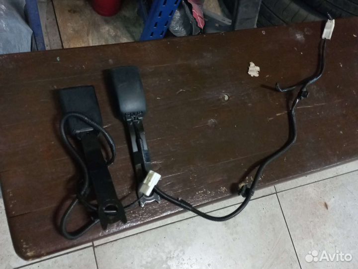 Ответная часть ремня безопасности передняя auris 1