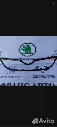 Молдинг решетки радиатора octavia a7 черный глянец