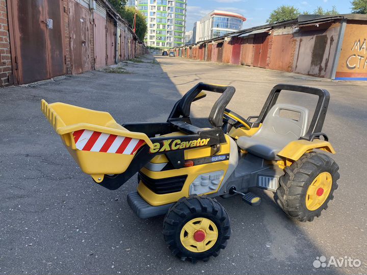 Детский трактор с педалями Peg-perego