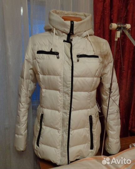 Пуховик женский белый с капюшоном 44-46 р