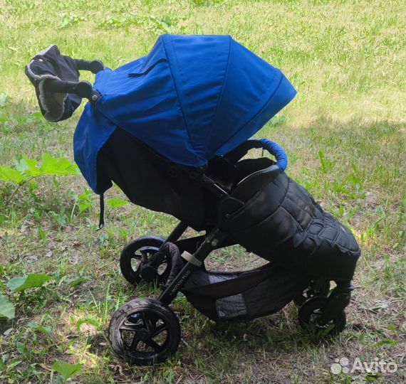 Всесезонная коляска синего цвета britax b-motion