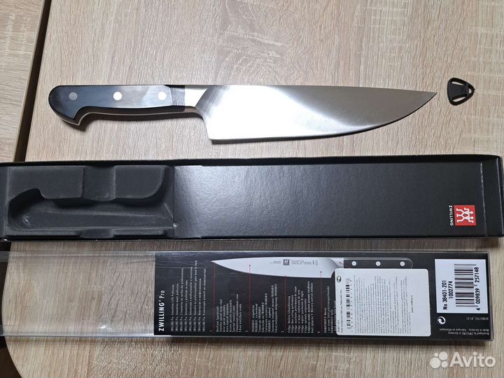 Шеф-нож Zwilling J. A. Henckels Pro, лезвие 20 см