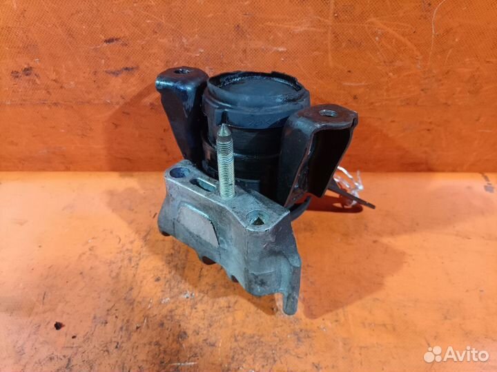 Подушка двс Toyota Noah AZR60G (Переднее Правое)