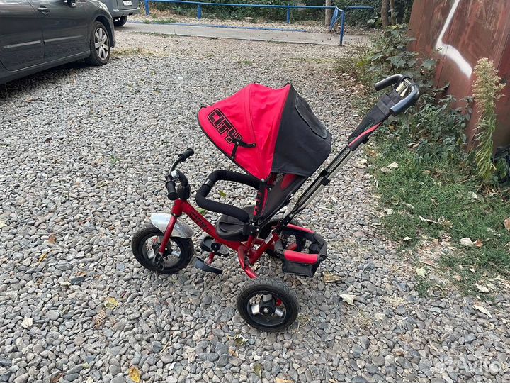 Детский трехколесный велосипед с ручкой