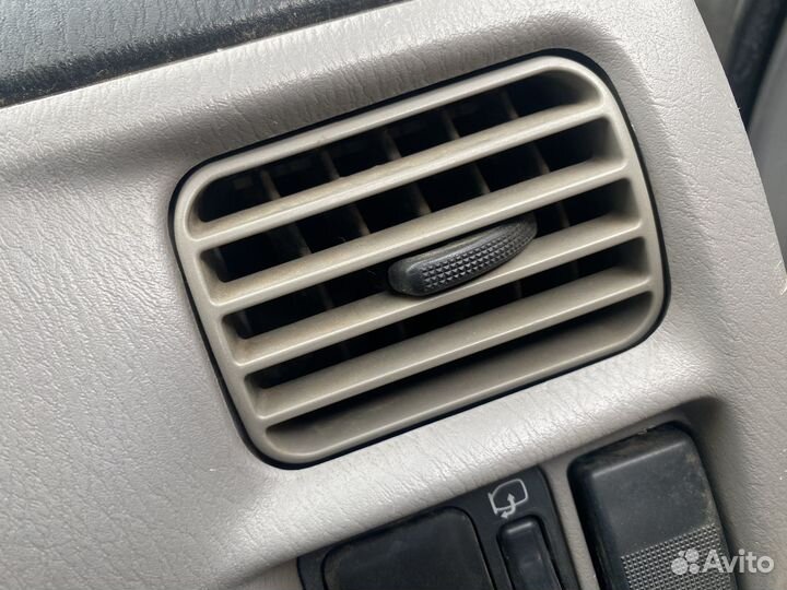 Дефлектор правый Mazda Demio DW3W