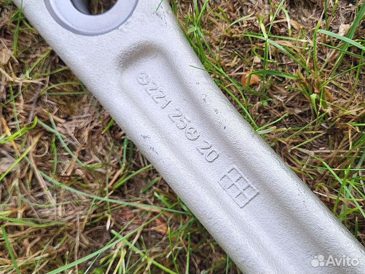 Рычаг нижний левый Mercedes W221