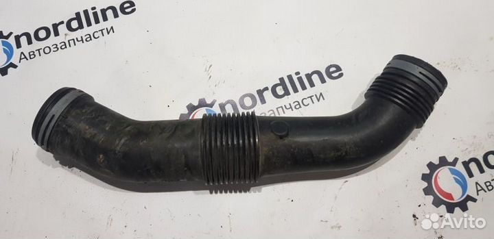 Патрубок воздушного фильтра левый Volkswagen