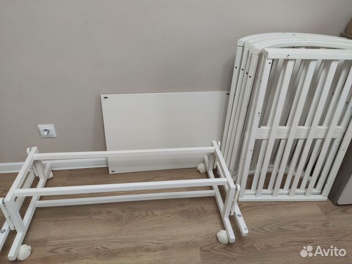 Детская кроватка с маятником