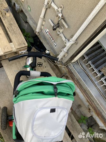 Детский трехколесный велосипед с ручкой