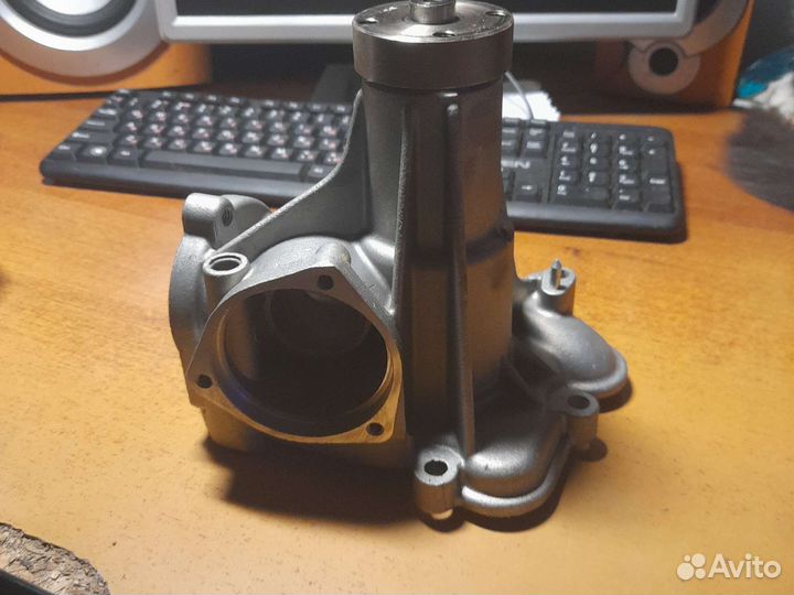 Помпа на Мерс 126 кузов