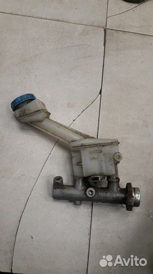 Главный тормозной цилиндр Nissan Primera