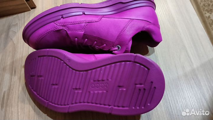 Кроссовки женские