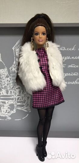 Кукла барби на теле йоги