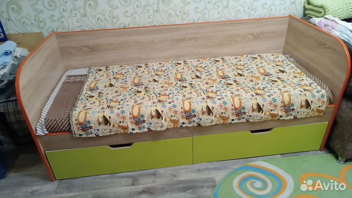 Детская кроватка с ящиком и матрасом