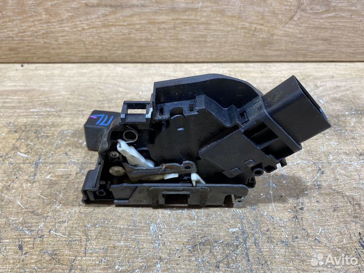 Замок передней левой двери Ford Focus 2 ZD92