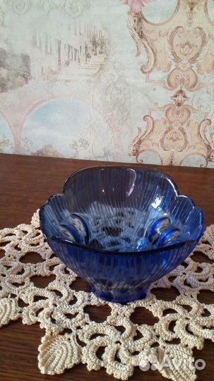 Ваза из синего стекла