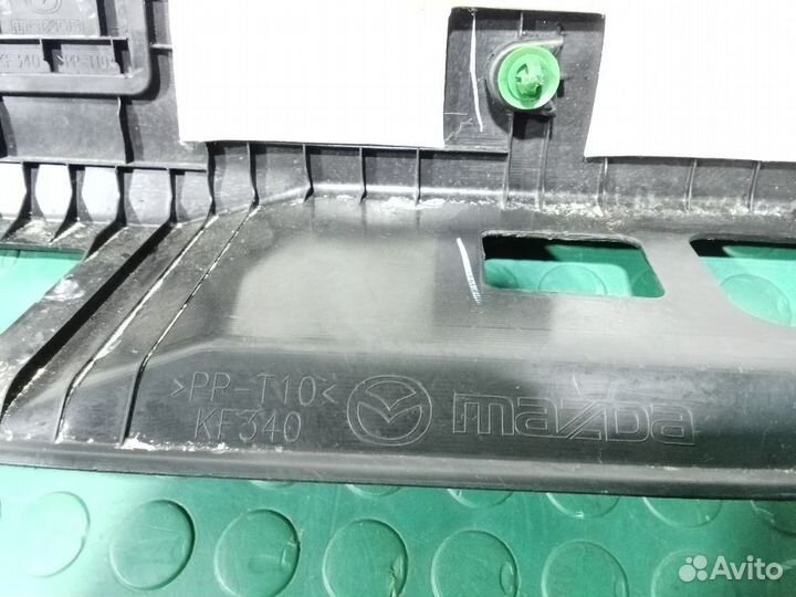 Обшивка двери багажника центральная Mazda CX-30 I (2019—2025)