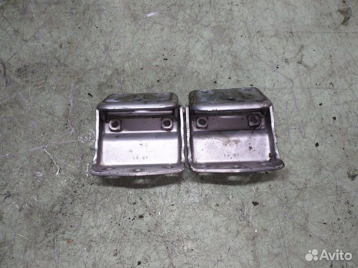 Петли багажника (хлопушка) Mercedes Vito W639