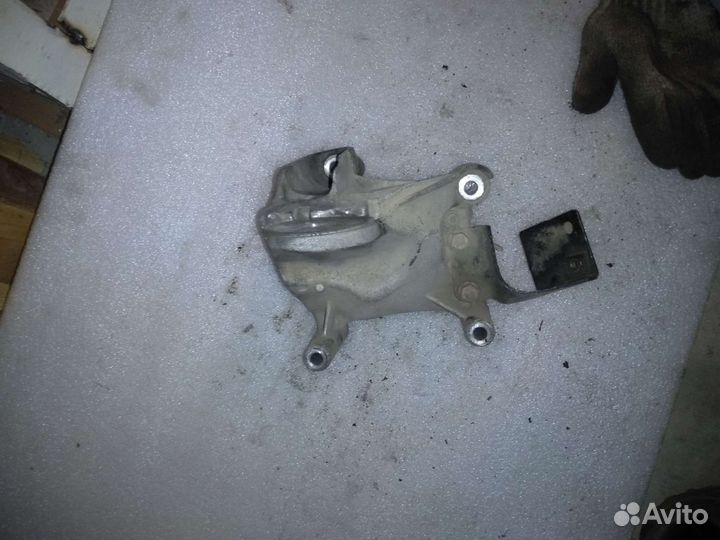 Кронштейн R двигателя VW Touareg 2002-2010г